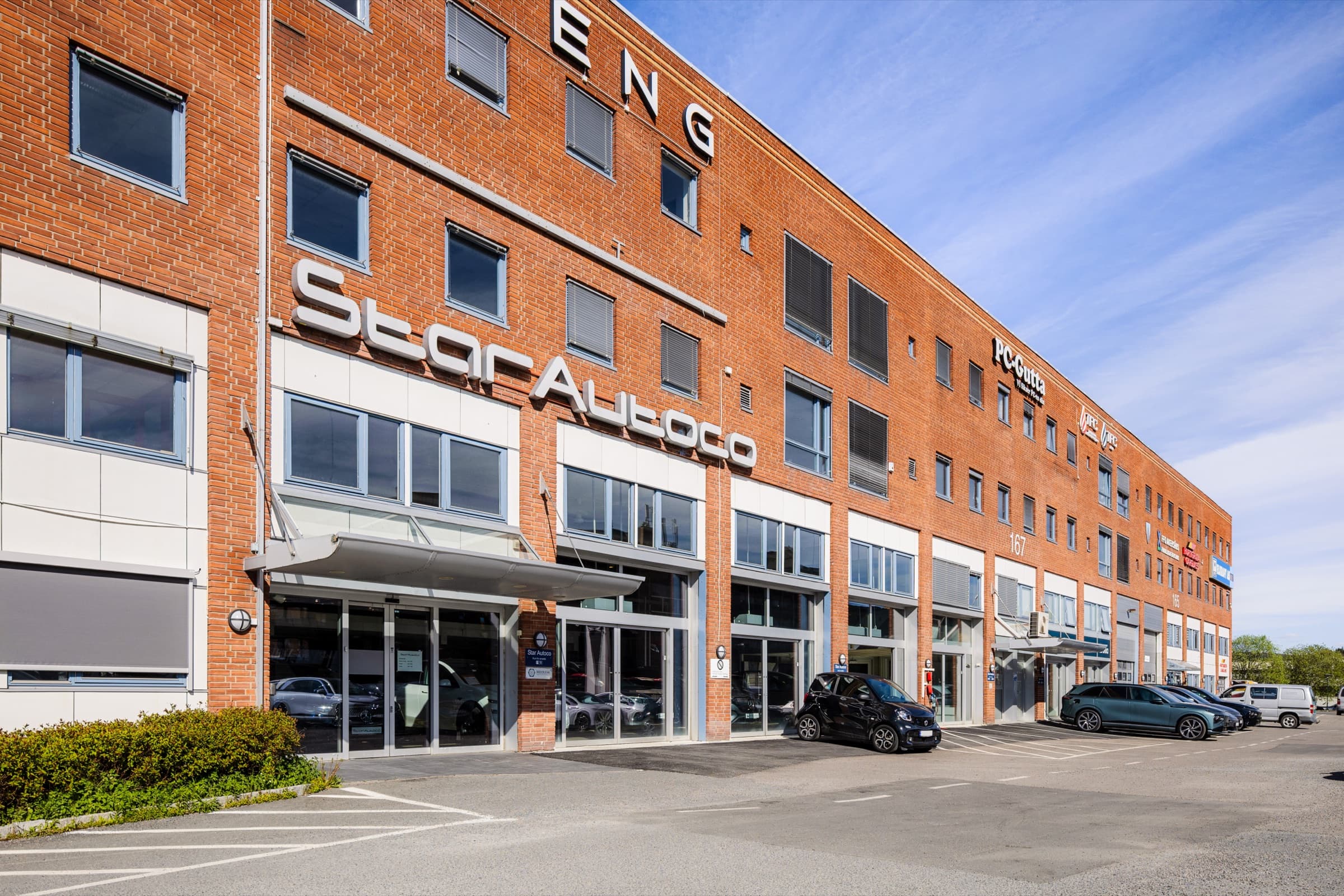 Bygget til Star Autoco på Kjennveien 167 i Lørenskog, med logoen over inngangen